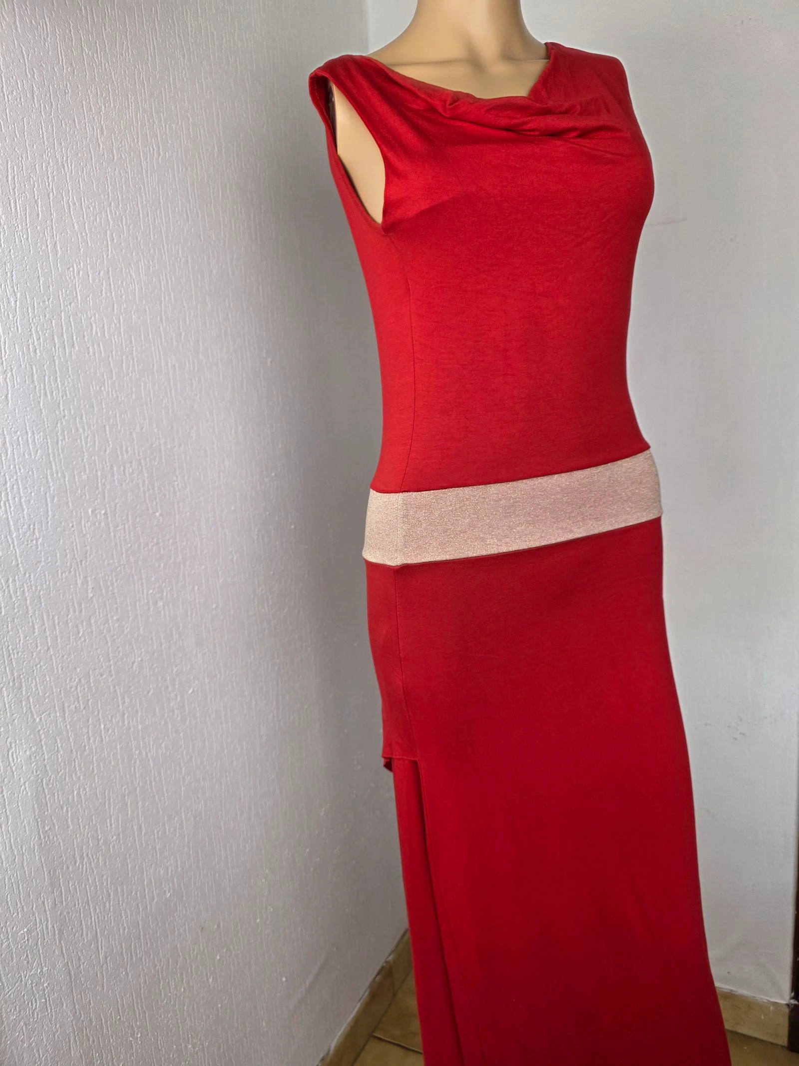 Vestido largo rojo con cuello de clérigo & banda dorada brillante MiMOSA talla única hasta la 38 – photo 4